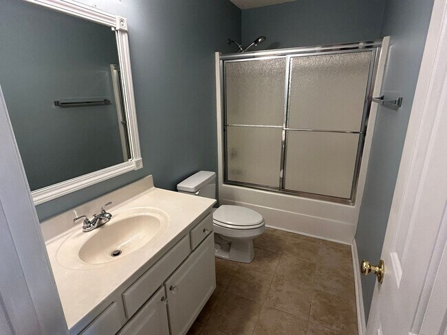 Building Photo - Charming home nestled in Courtney Pines with full fenced backyard!