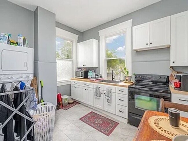 Building Photo - 907 Columbia St