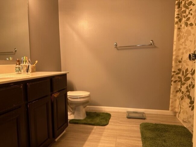 Building Photo - Very Spacious Townhome in great area in Apple Valley. Avail Oct 1