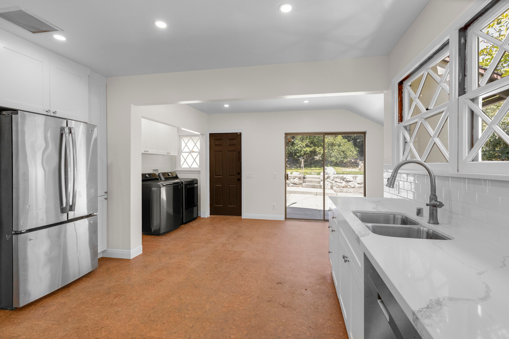 Building Photo - 2151 N Altadena Dr