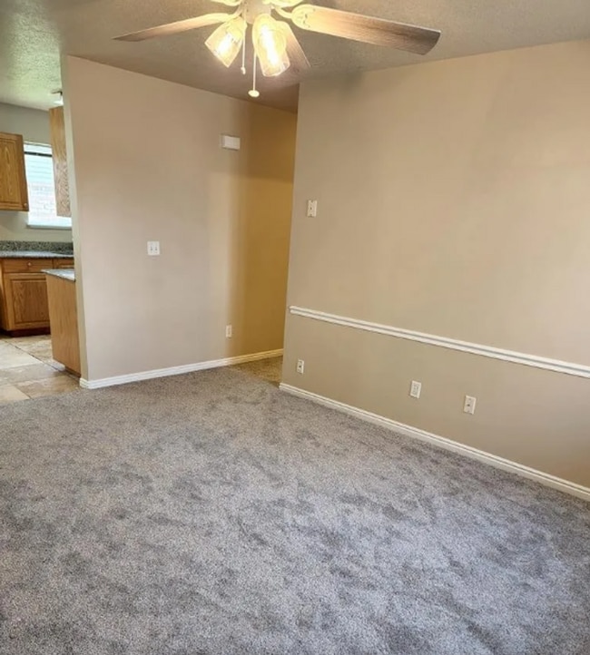 Building Photo - 2 Bed 1 Bath Upper Condo - with Optix inte...