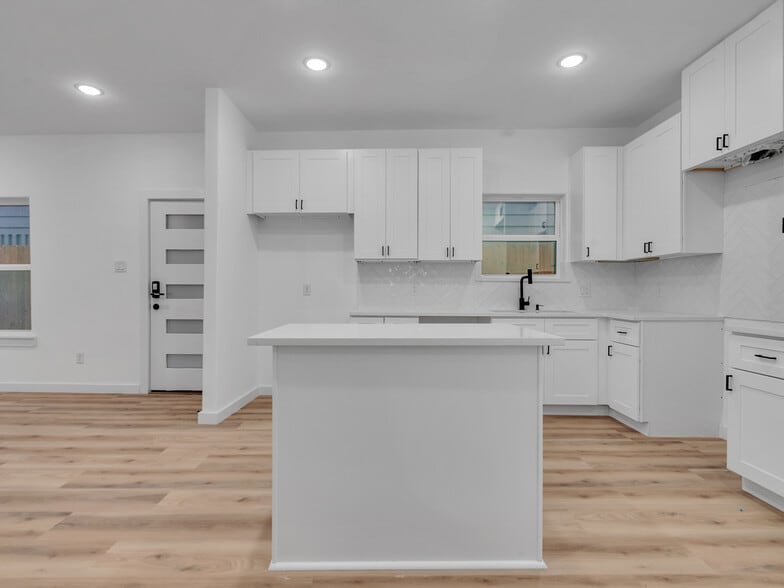 Building Photo - 9410 Firnat St