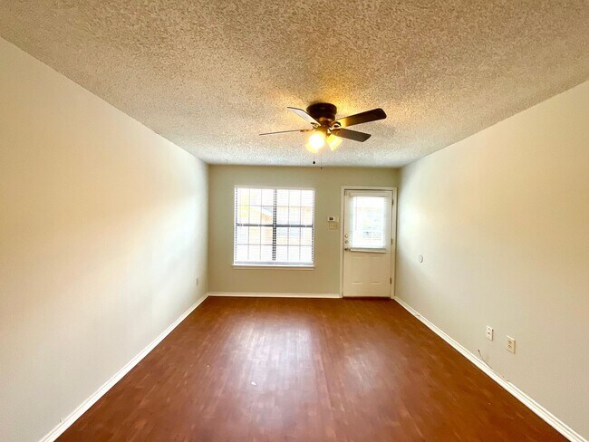 Building Photo - **APPLICATION RECEIVED** **MOVE IN SPECIAL!!** Spacious 2 Bedroom / 2 Bath Unit!