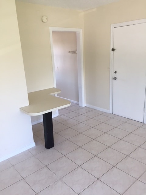 Building Photo - Studio