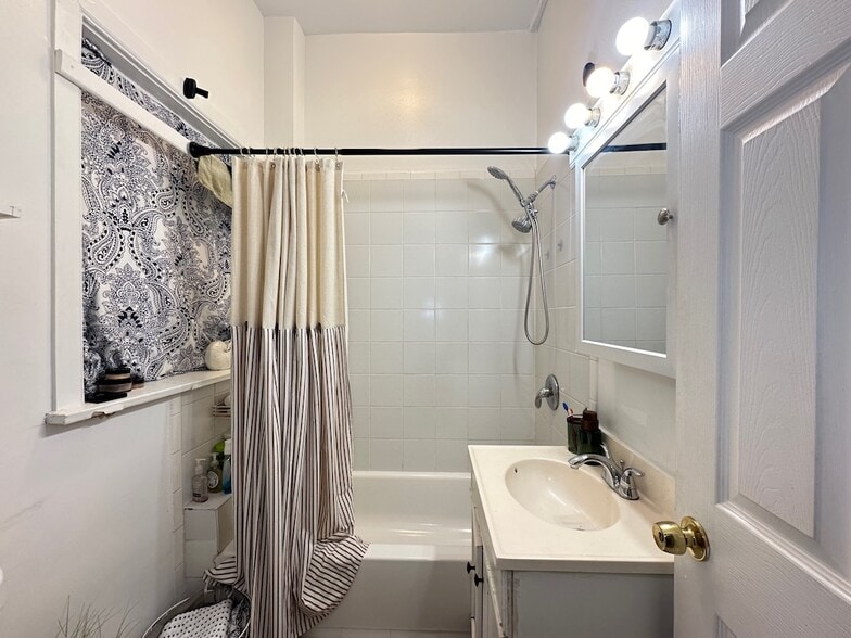 Building Photo - 918 Green Bay Rd