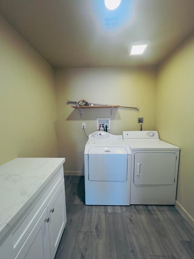 Building Photo - 4016 E Eugie Ave