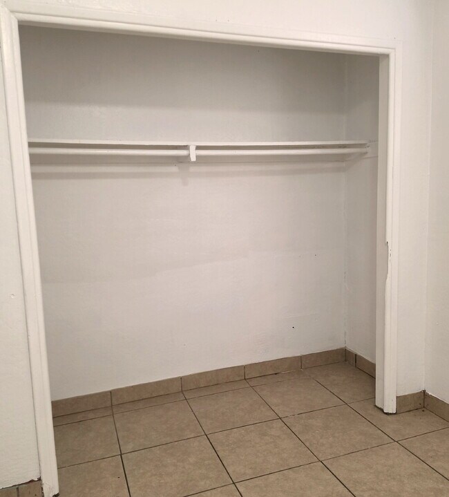 Building Photo - MOVE-IN READY 3 BEDROOM WITH $250 BONUS – ALL TILE & CENTRAL AIR OFFERING $500 GIFT CARE AFTER SU...
