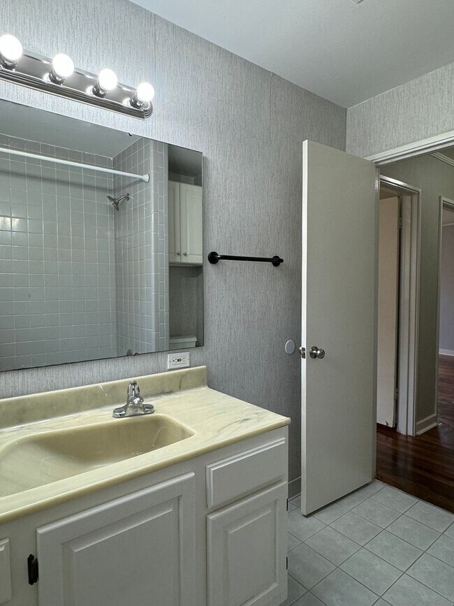 Building Photo - 3-Bedroom Classic Ranch