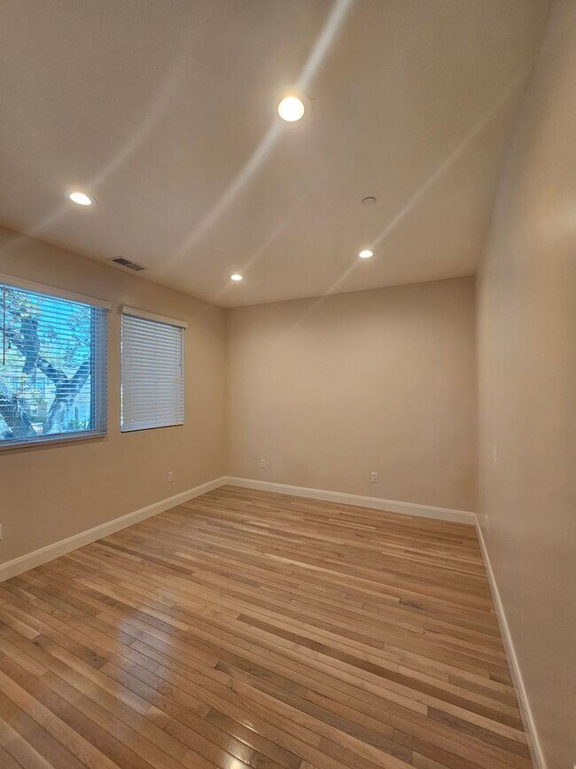 Building Photo - 1157 Leff St