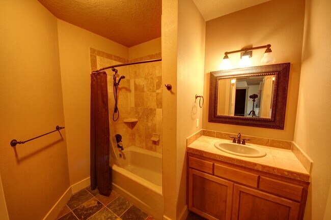 Building Photo - MOVE IN SPECIAL: FREE FIRST MONTH'S RENT!!...