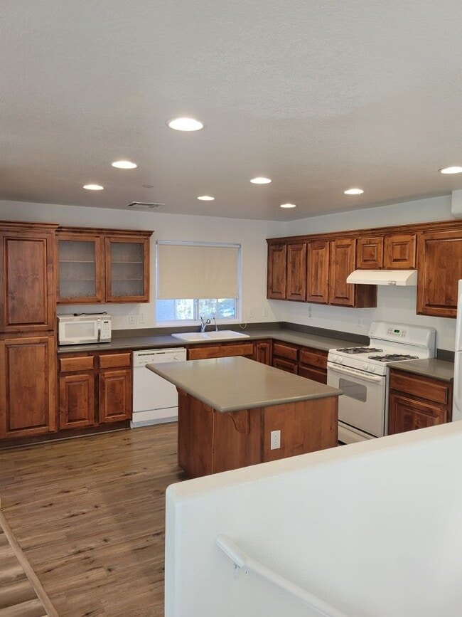 Building Photo - Stunning 3-story corner home in the NW 3 bed 3.5bath