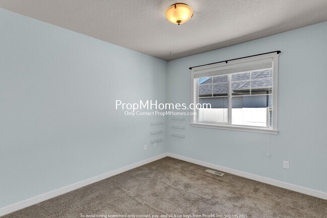 Building Photo - Three Level Home in Villebois - 4 Bedrooms!