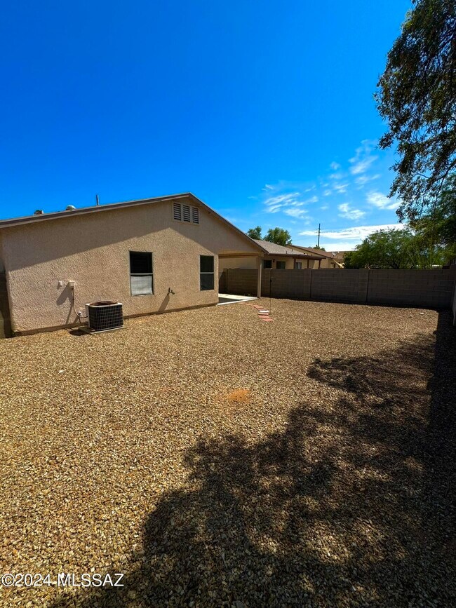 Building Photo - 7846 E Rooner Dr