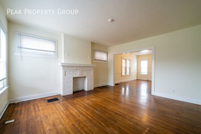 Building Photo - Available in October! Located in Grandview...