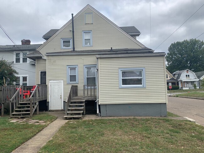 Building Photo - 2500 W Oak St