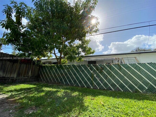 Building Photo - 2460 Taylor St