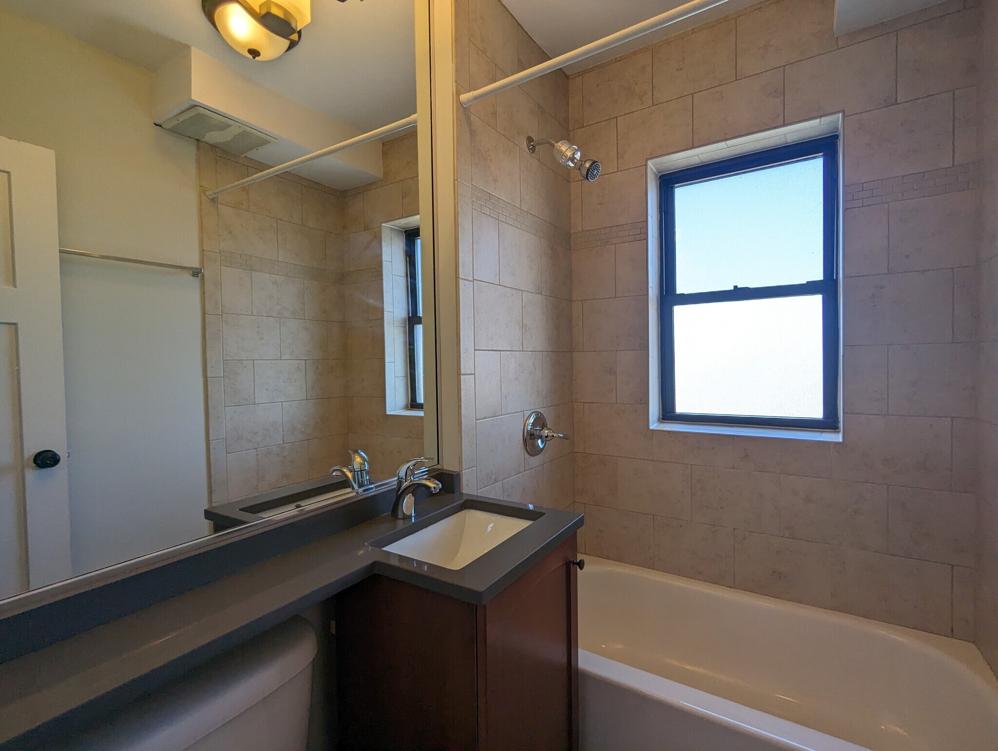 Building Photo - 560 W Arlington