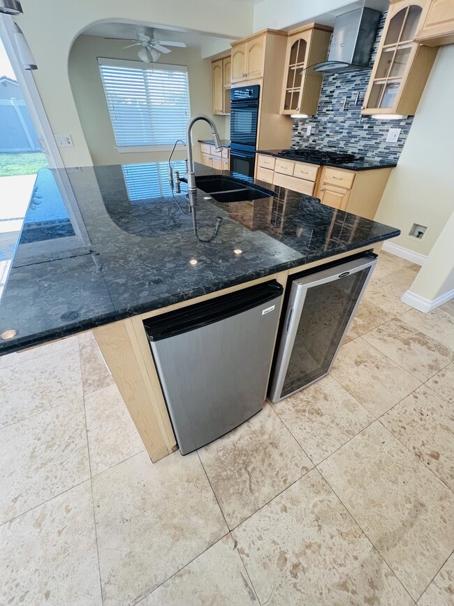 Building Photo - 25183 Parkcrest Dr