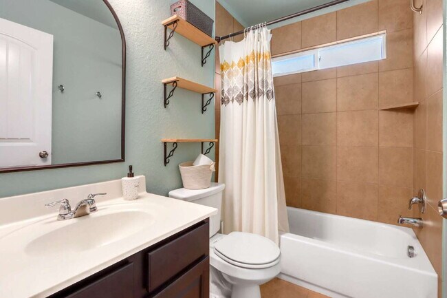 Building Photo - "Charming 3-Bed Oasis with 2.5 Baths in Sa...