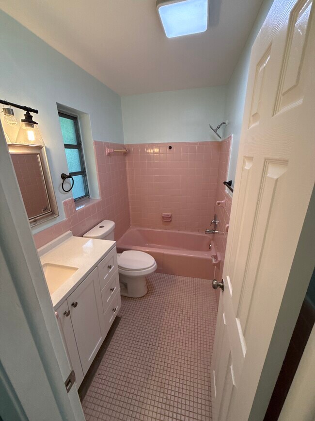 Building Photo - 2247 Taylor St