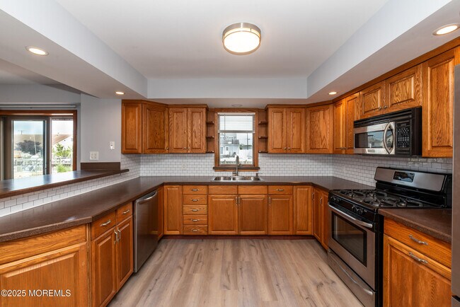 Building Photo - 813 Cable Dr