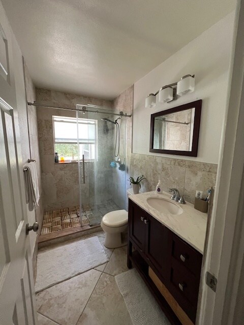 Full bathroom with window overlooking private backyard. - 30 W Par St