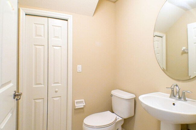 Building Photo - Spacious Townhouse in a Gated community in...