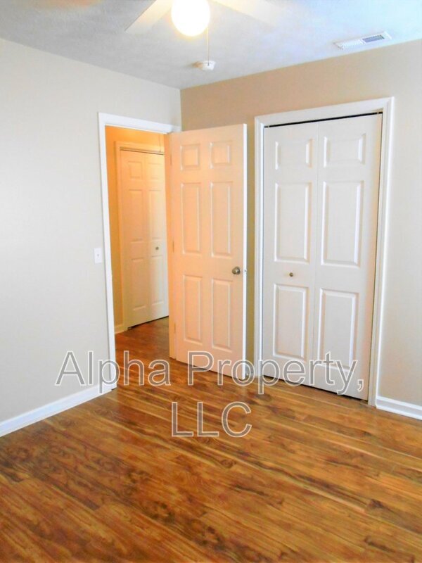 Building Photo - 305 Fairdale Dr