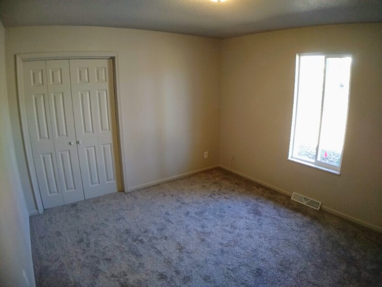 Building Photo - 2109 Louis Cir