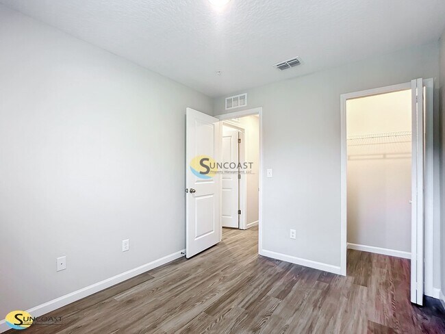 Building Photo - 6481 Breezy Oaks Wy