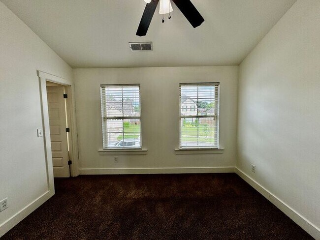 Building Photo - Home in Tech Corridor/Research Park with FENCED YARD and BONUS ROOMS