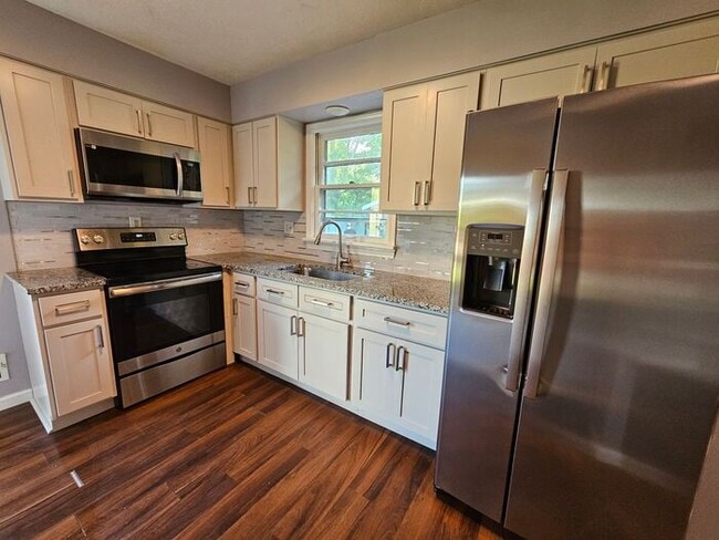 Building Photo - Spacious 3 Bedroom, 1.5 Bath House with Detached Garage