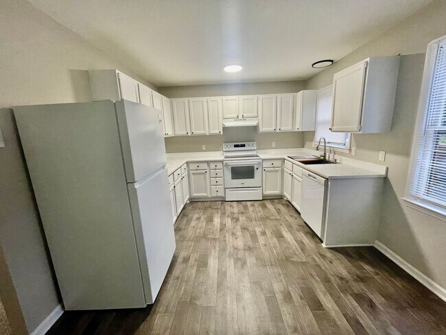 Building Photo - Discover this well-maintained 2-bedroom, 2-bath townhouse in Statesville, NC.