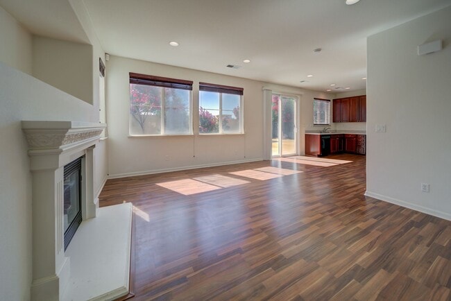 Building Photo - Beautiful 3 Bed/2.5 Bath 2- Story Home