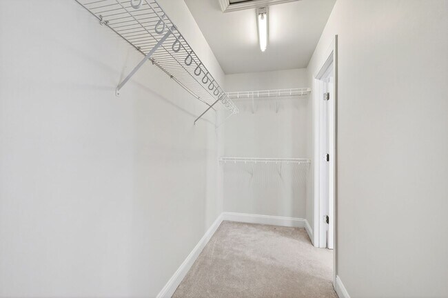 Building Photo - Move-In Ready Gem in Sought-After Dover Ridge!