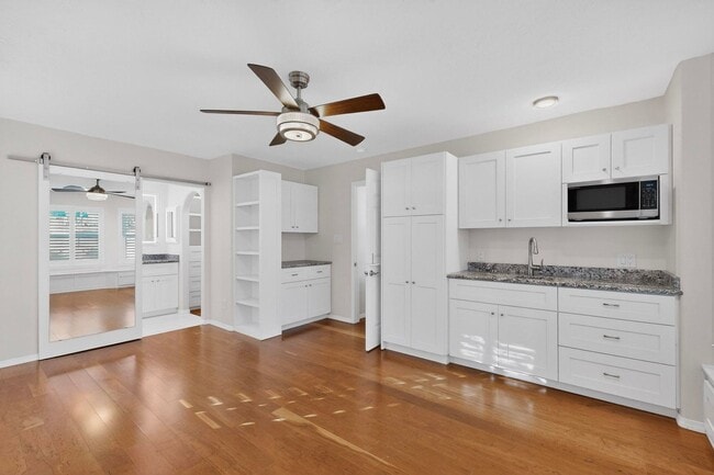 Building Photo - Executive Rental