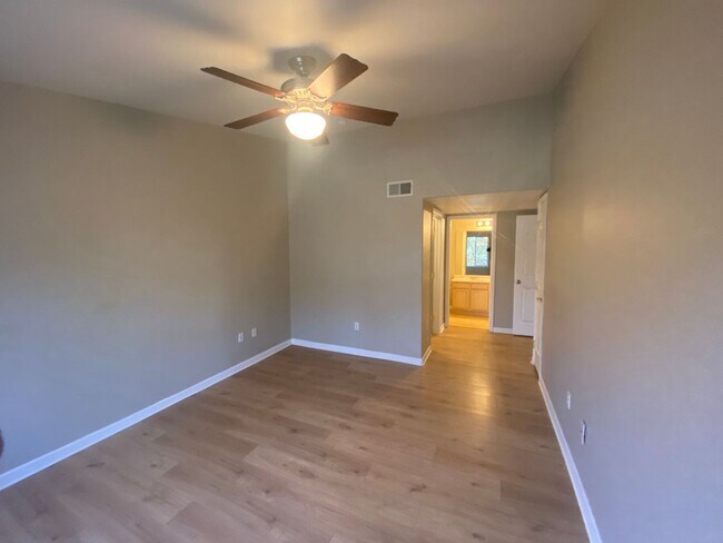Building Photo - Nice 2 bedroom Condo right on the border o...