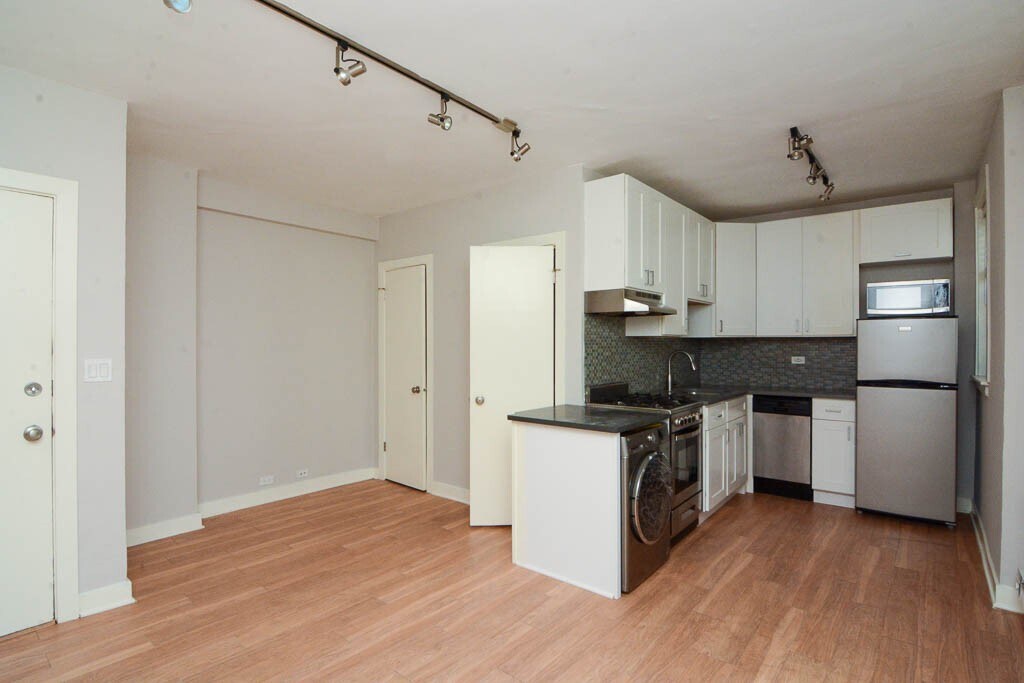 Building Photo - 511 W Belmont Ave