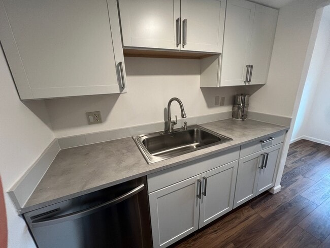 Building Photo - Renovated Top-Floor Condo in Prime Kirklan...