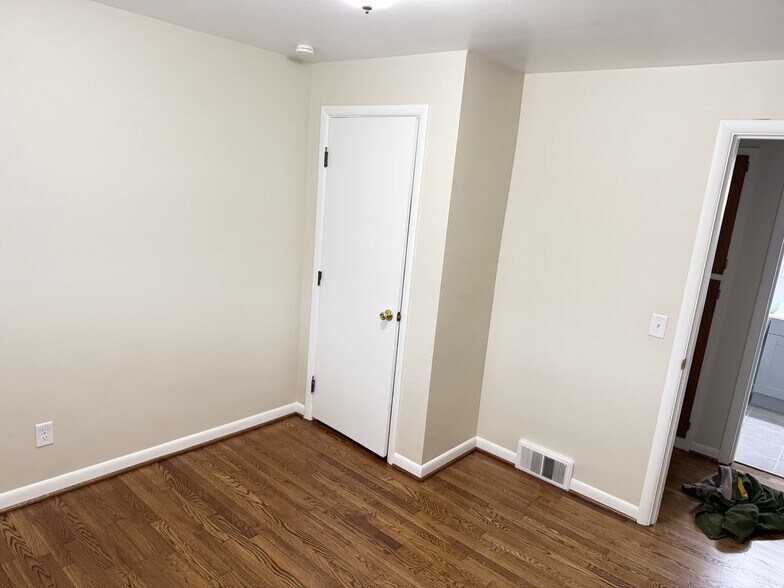 Building Photo - 6930 Euclid Ave