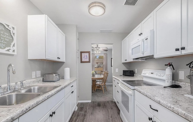 Building Photo - 520 S 70th St