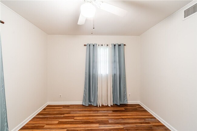 Building Photo - 3 Bedroom Home in Convenient Location