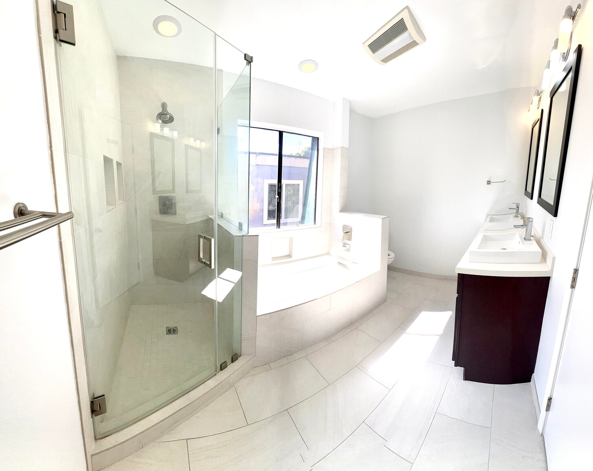 Master bathroom with double sinks and spa tub - 312 N Francisca Ave