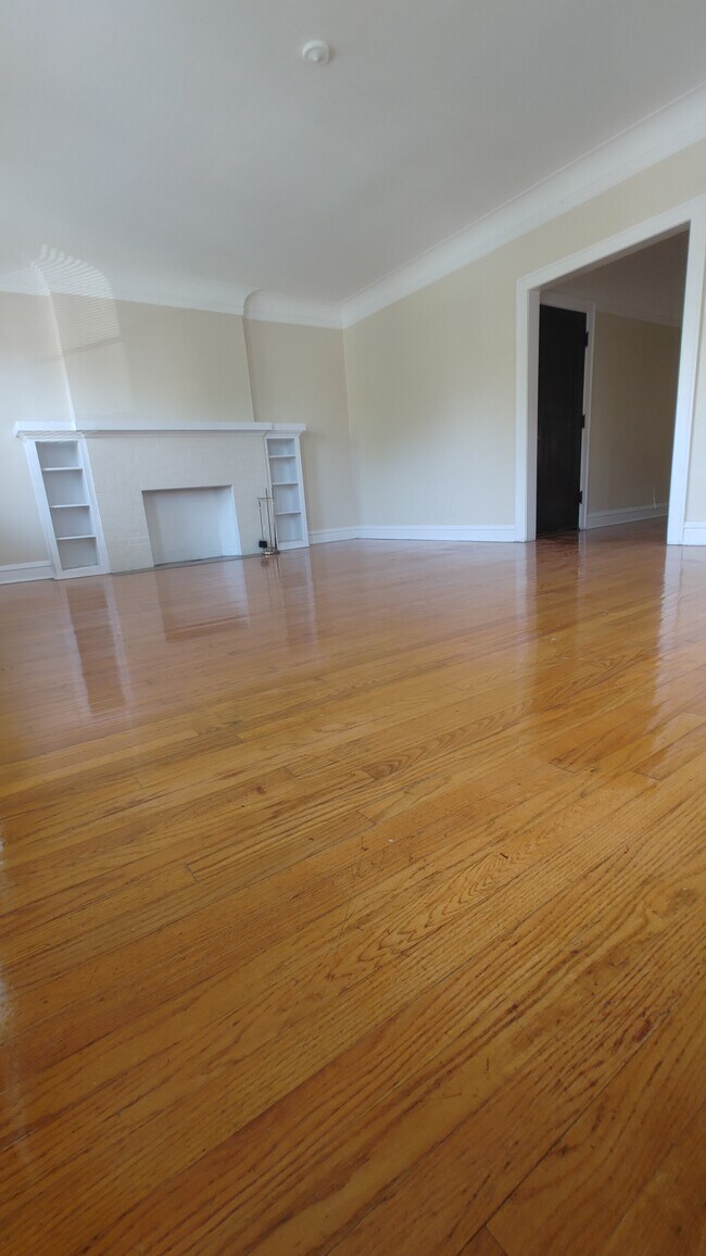 Living room - 7431 S Jeffery Blvd