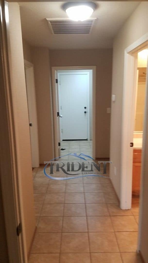 Building Photo - 3 bedroom, 2 bath half-plex/duplex