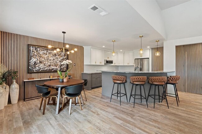 Building Photo - 113 Comet