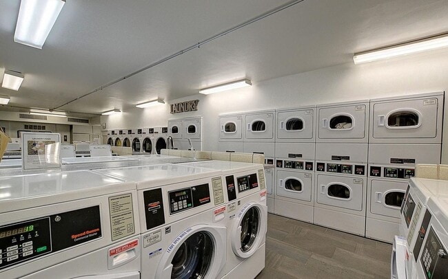 Building Photo - Luxury 2-bedroom 2-bath condo in Grosvenor...