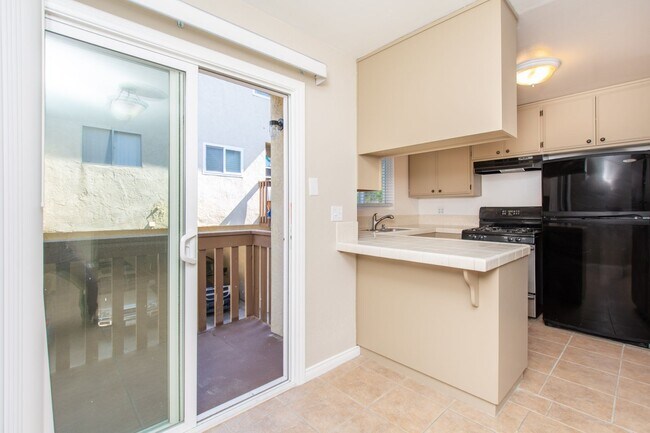 Building Photo - Spacious 2 Bedroom / 1.5 Bath Condominium ...