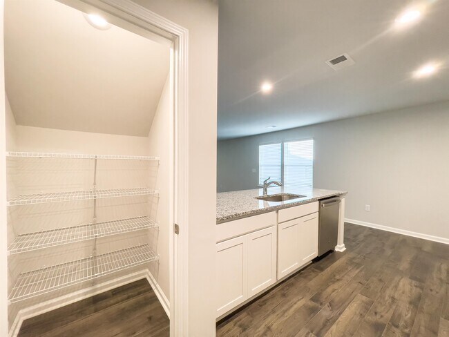 Building Photo - 107 Glen Forest Dr