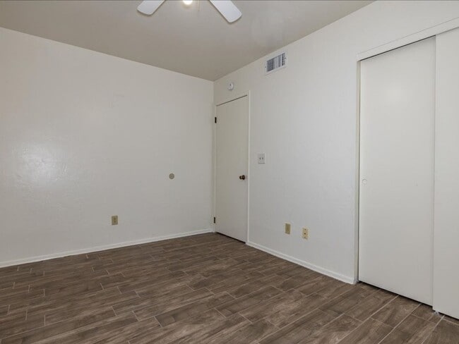 Building Photo - 3 Bedroom, 2.5 Bath